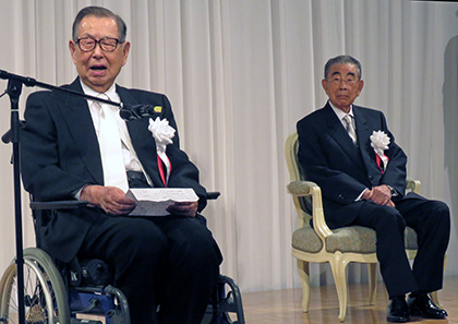 伊藤名誉会長（左）、鈴木名誉顧問も揃って登壇