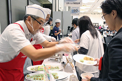 試食で賑わう会場