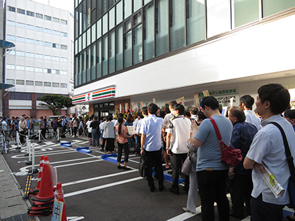 オープンを待つ来店客が長蛇の列