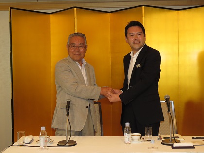 窪田洋司会長（左）と洋一郎社長