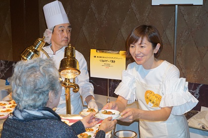 試食を提供する渡辺さん