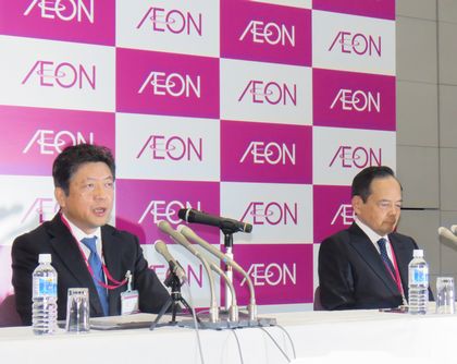 吉田副社長（左）と岡田社長（10日、本社）