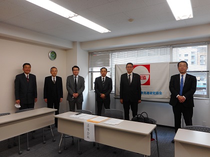 古川会長（中央）、橋本新副会長（右）らが出席