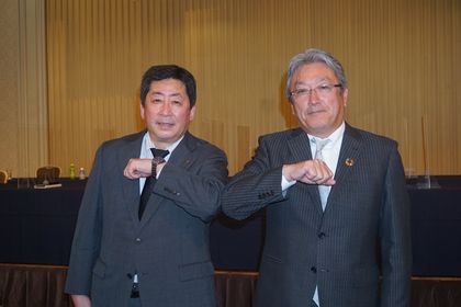 的埜前会長（左）、池見新会長