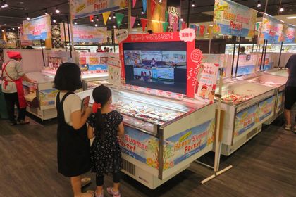 4店舗同時中継のリモートマネキンは子供にも大好評、相互コミュニケーションが進んだ(那覇店)