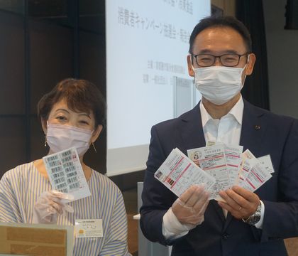 齊藤会長（右）と三浦佳子冷食協広報部長